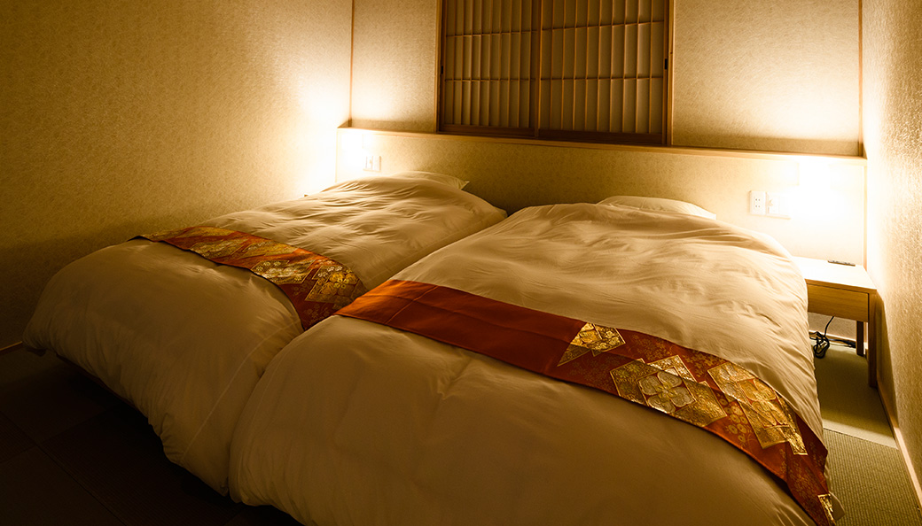 寝室：和洋室にはセミダブルサイズのベッド2台をご用意しております